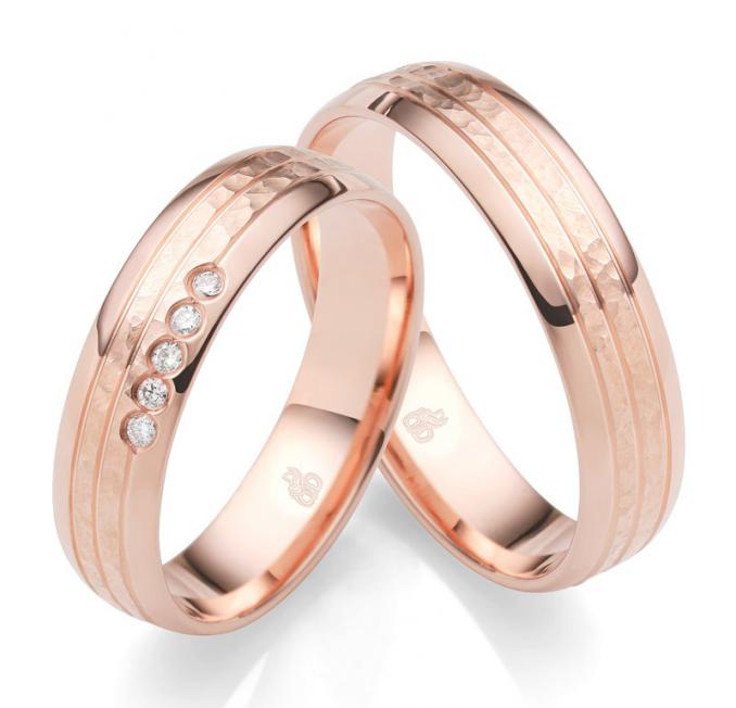 Aufnahme von Roségold Eheringen mit Diamanten und Hammerschlagmuster