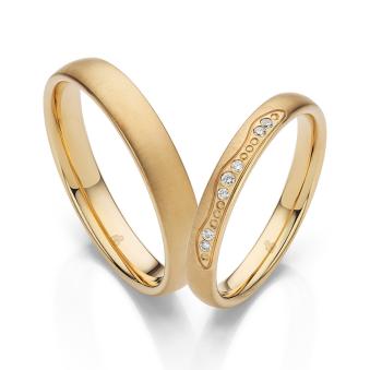 Quermatte elegante Sommergold Eheringe mit besonders betonten Diamanten