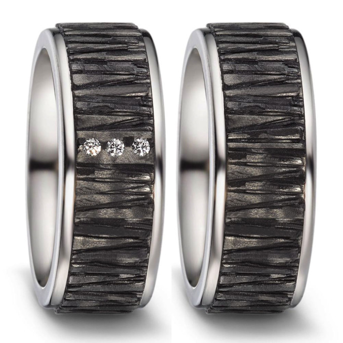 Moderne Titan Partnerringe Eheringe mit schwarzer Carboneinlage und Strukturierung mit Diamant Tita