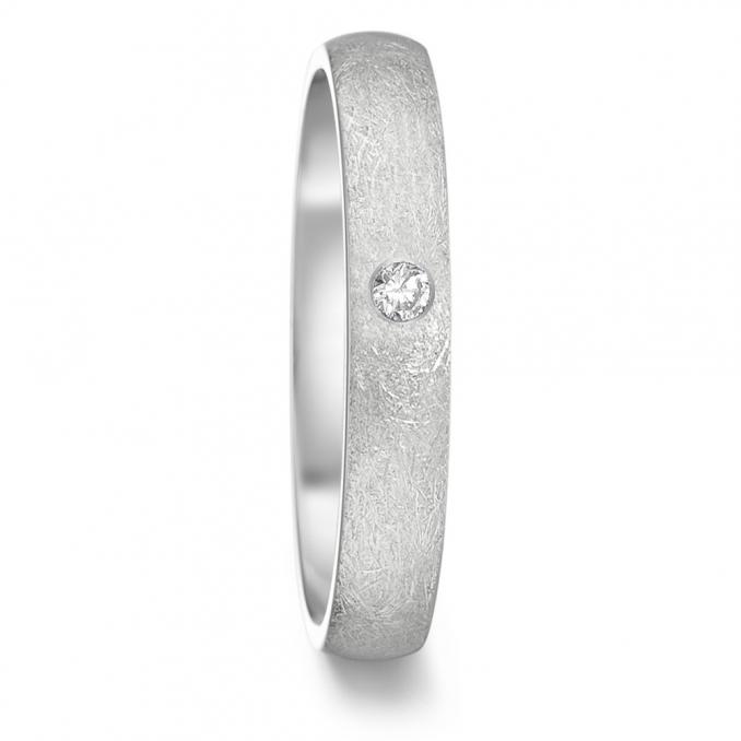 Aufnahme von schmalen Eheringen aus Edelstahl mit eismattem Design und Diamanten