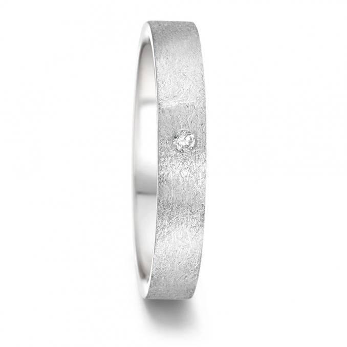 Aufnahme von schmalen Eheringen aus Edelstahl mit eismattem Design und Diamanten