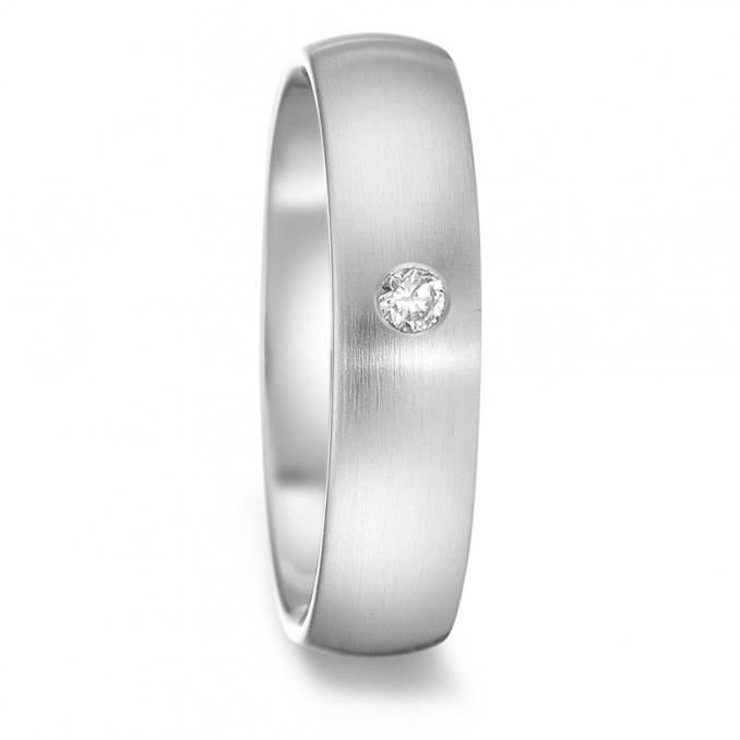 Aufnahme von matten Eheringen aus Edelstahl mit Diamanten
