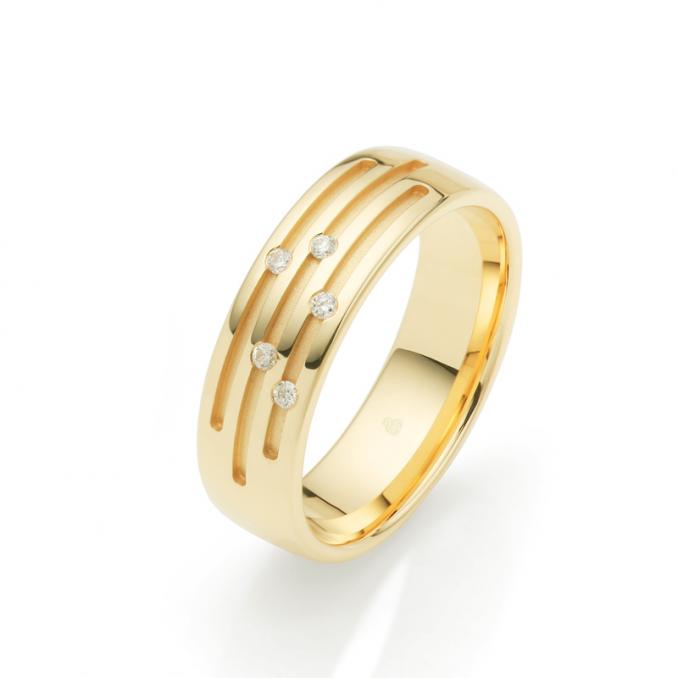 Aufnahme der Gelbgold Eheringe mit 5 Diamanten als Kometen mit sandmattierten Spuren