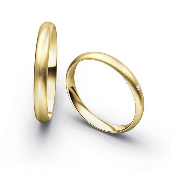 Aufnahme von schlichten sandmatten Trauringen aus Gelbgold mit Diamant mit 3 mm Breite