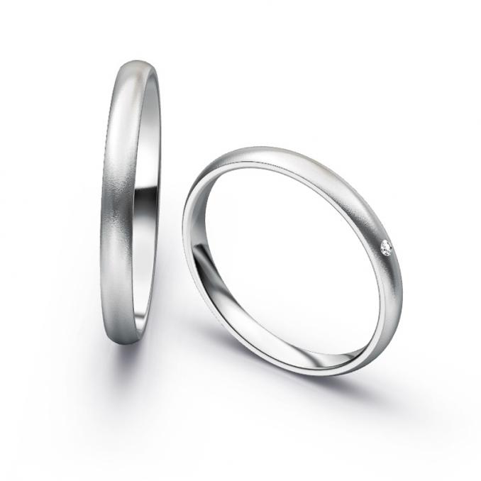 Aufnahme von schlichten sandmatten Trauringen aus Palladium 500 mit Diamant mit 2,5 mm Breite