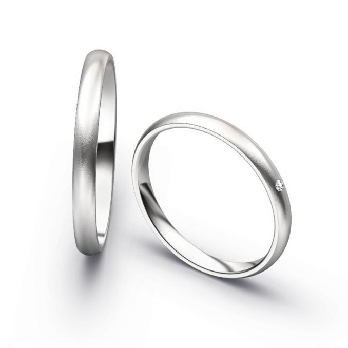 Aufnahme von schlichten sandmatten Trauringen aus Weissgold mit Diamant mit 2,5 mm Breite