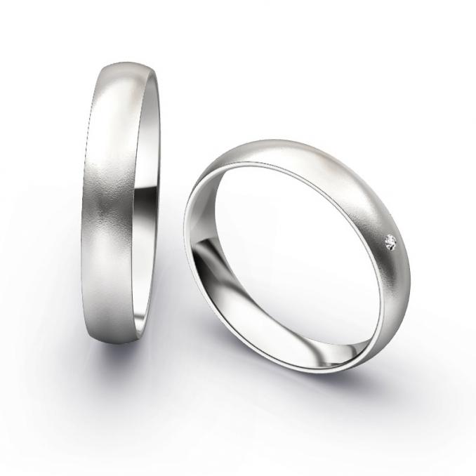 Aufnahme von schlichten sandmatten Trauringen aus Weissgold mit Diamanten mit 4 mm Breite