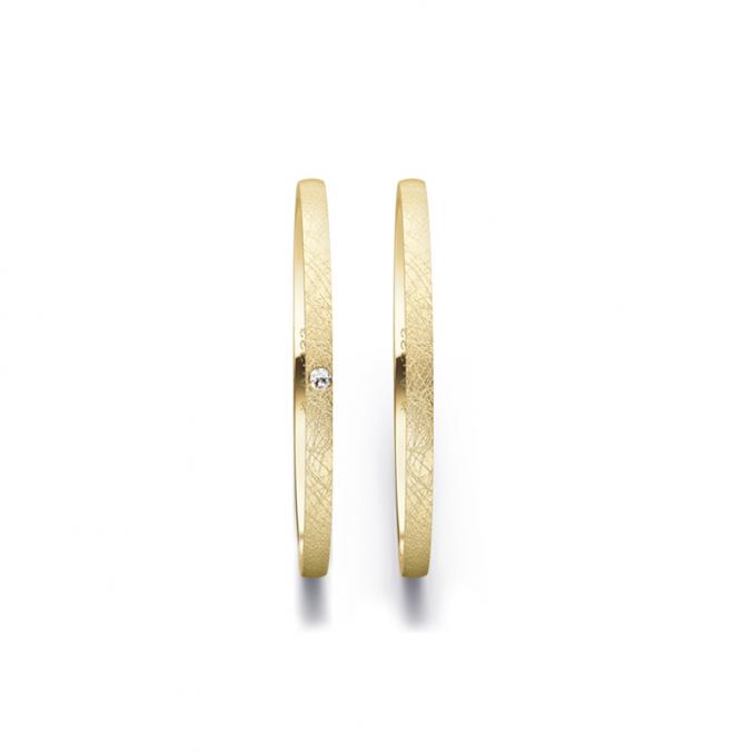 Aufnahme von schmalen Eheringen aus Geldgold in 1,5 mm Breite mit Diamant und Eismattierung