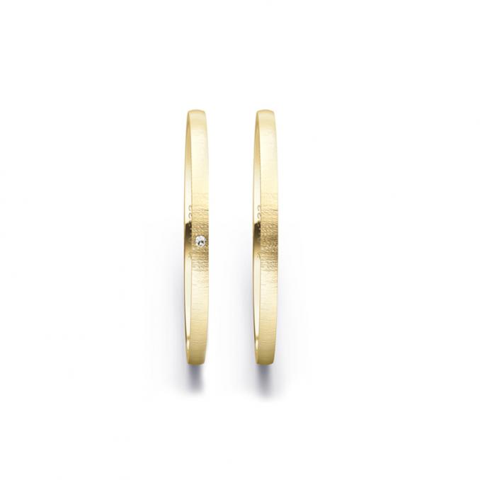Aufnahme von schmalen Eheringen aus Gelbgold in 1,5 mm Breite mit Querbürstung und Diamant
