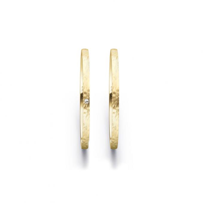 Aufnahme von schmalen Eheringen aus Gelbgold in 1,5 mm Breite mit Hammerschlag und Diamant