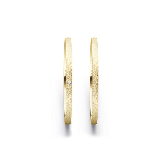 Aufnahme von schmalen Eheringen aus Gelbgold in 1,5 mm Breite mit Körnung und Diamant