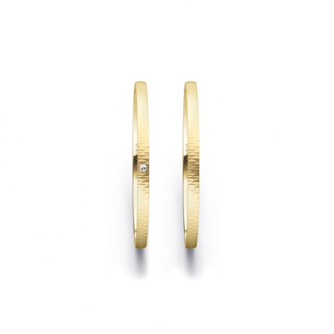 Aufnahme von schmalen Eheringen aus Geldgold in 1,5 mm Breite mit Relief und Diamant