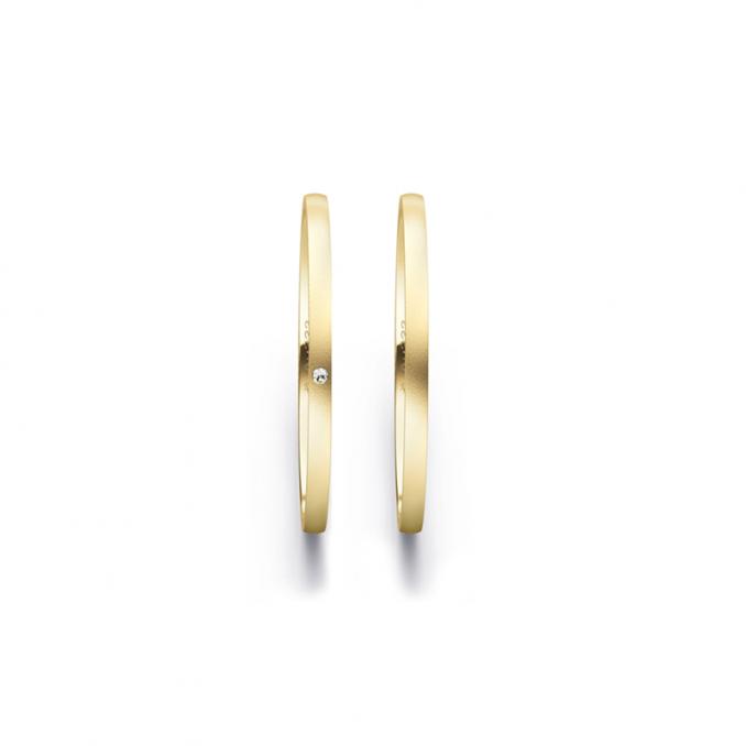 Aufnahme von schmalen Eheringen aus Gelbgold in 1,5 mm Breite mit Diamant und Sandmattierung