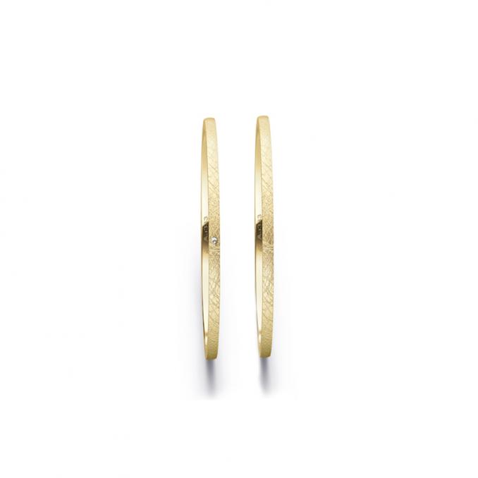 Aufnahme von schmalen Eheringen aus Gelbgold in 1 mm Breite mit Diamant und Eismattierung