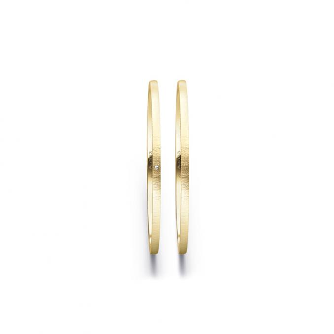 Aufnahme von schmalen Eheringen aus Gelbgold in 1 mm Breite mit Querbürstung und Diamant