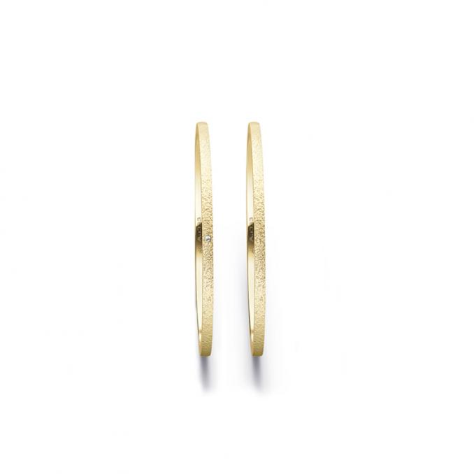 Aufnahme von schmalen Eheringen aus Gelbgold in 1 mm Breite mit Körnung und Diamant