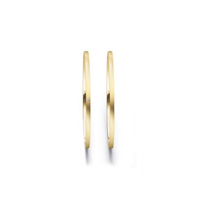Aufnahme von schmalen Eheringen aus Gelbgold in 1 mm Breite mit Längsmattierung und Diamant