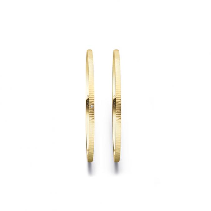 Aufnahme von schmalen Eheringen aus Gelbgold in 1 mm Breite mit Relief und Diamant