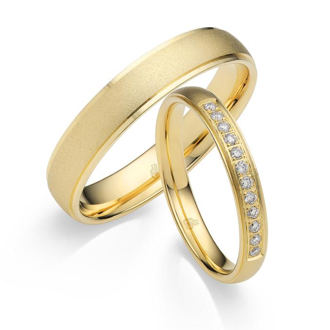 Eheringe aus sandmattiertem Gelbgold mit 12 Diamanten
