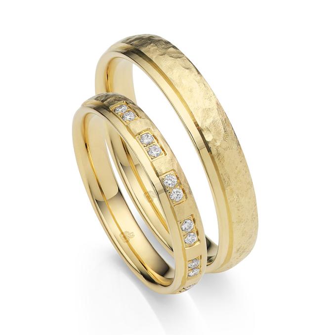 Eheringe aus Gelbgold mit Diamanten und zwei Oberflächen