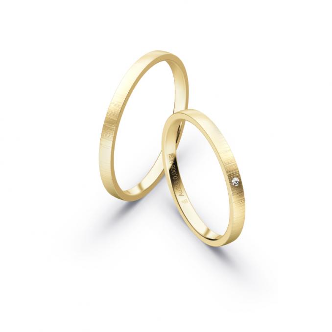 Aufnahme von schmalen Eheringen aus Gelbgold in 2 mm Breite mit Diamant und Querbürstung