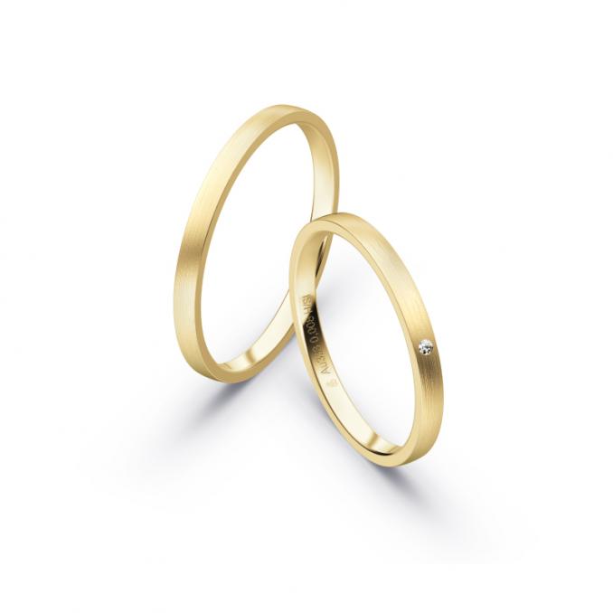 Aufnahme von schmalen Eheringen aus Gelbgold in 2 mm Breite mit Diamant und Mattierung