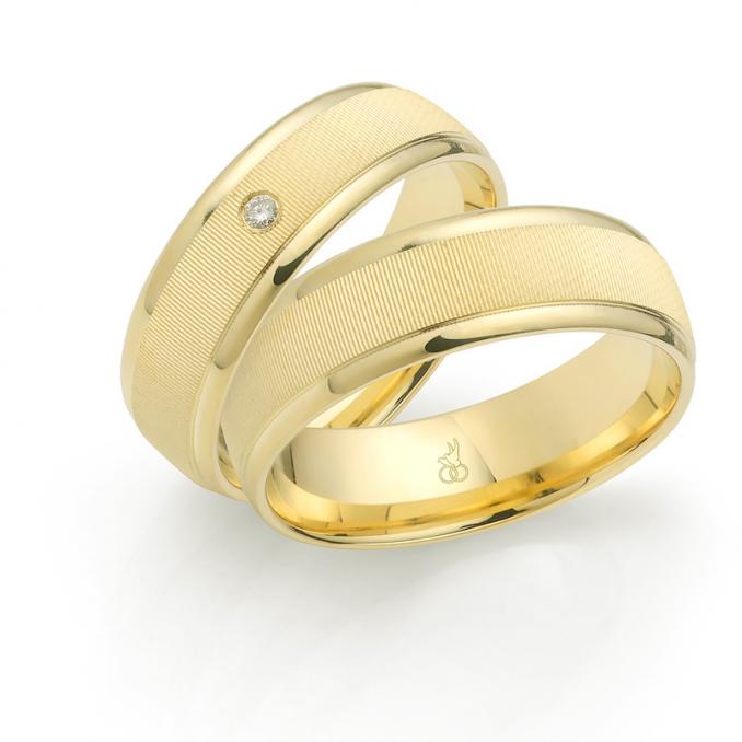Aufnahme von Gelbgold Eheringen mit Linienmuster, polierten Rändern und Diamanten
