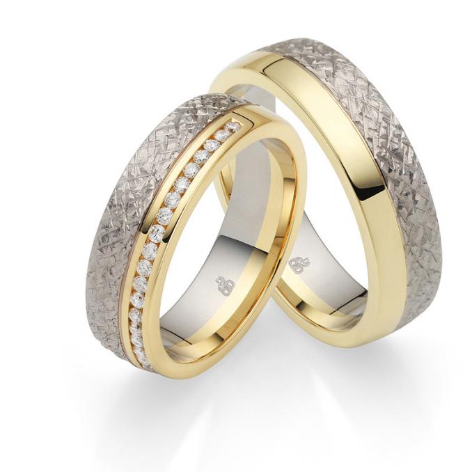 Aufnahme von Trauringen aus Gelbgold&Palladium mit Strukturierung und Diamanten