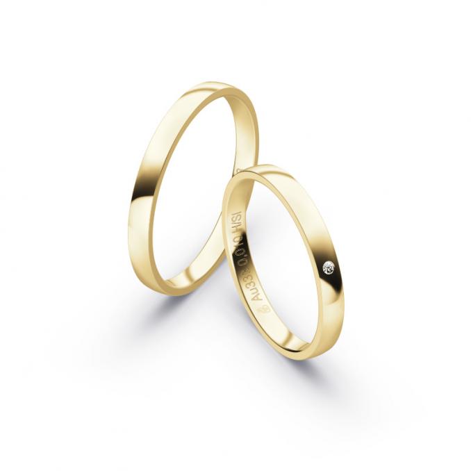 Aufnahme von schmalen Eheringen aus Gelbgold in 2,5 mm Breite mit Diamant und Polierung