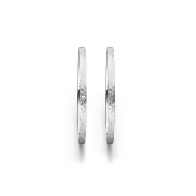 Aufnahme von schmalen Eheringen aus Palladium in 1,5 mm Breite mit Hammerschlag und Diamant