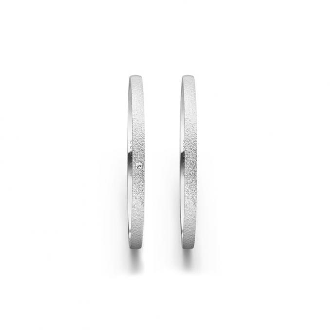Aufnahme von schmalen Eheringen aus Palladium in 1,5 mm Breite mit Körnung und Diamant