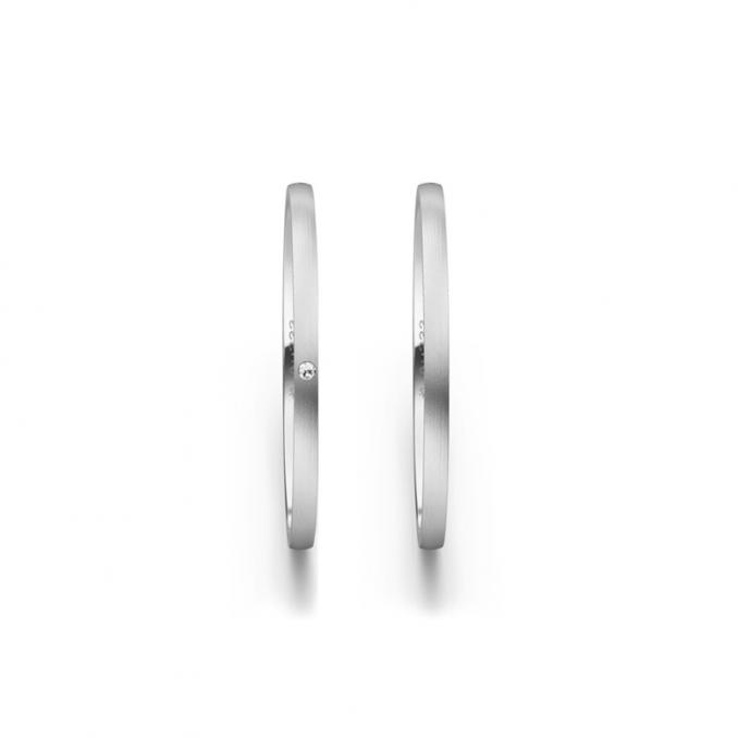 Aufnahme von schmalen Eheringen aus Palladium in 1,5 mm Breite mit Längsmattierung und Diamant