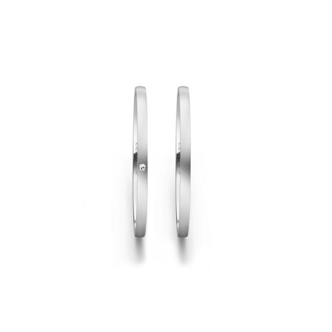Aufnahme von schmalen Eheringen aus Palladium in 1,5 mm Breite mit Diamant und Sandmattierung