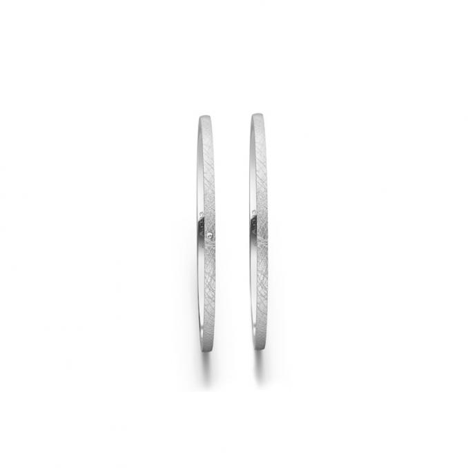 Aufnahme von schmalen Eheringen aus Palladium in 1 mm Breite mit Diamant und Eismattierung