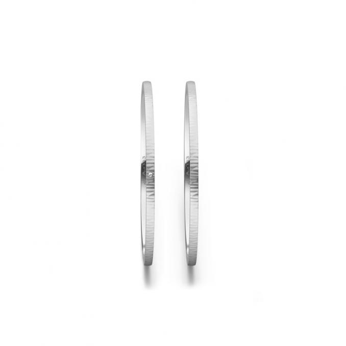 Aufnahme von schmalen Eheringen aus Palladium in 1 mm Breite mit Relief und Diamant