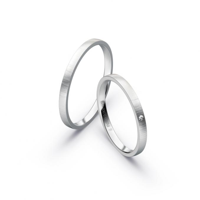 Aufnahme von schmalen Eheringen aus Palladium in 2 mm Breite mit Diamant und Querbürstung