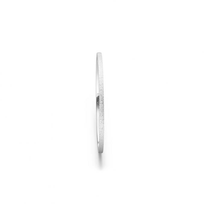 Aufnahme von schmalen Ehering aus Platin in 1 mm Breite mit Körnung und Diamant