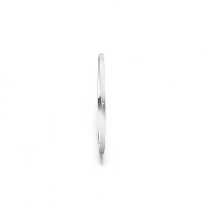 Aufnahme von schmalen Ehering aus Platin in 1 mm Breite mit Diamant und Sandmattierung
