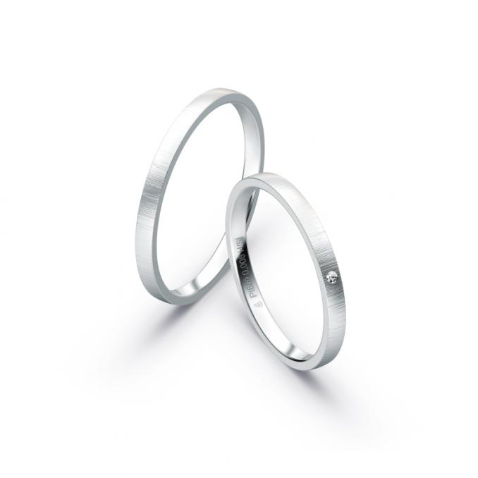 Aufnahme von schmalen Eheringen aus Platin in 2 mm Breite mit Diamant und Querbürstung