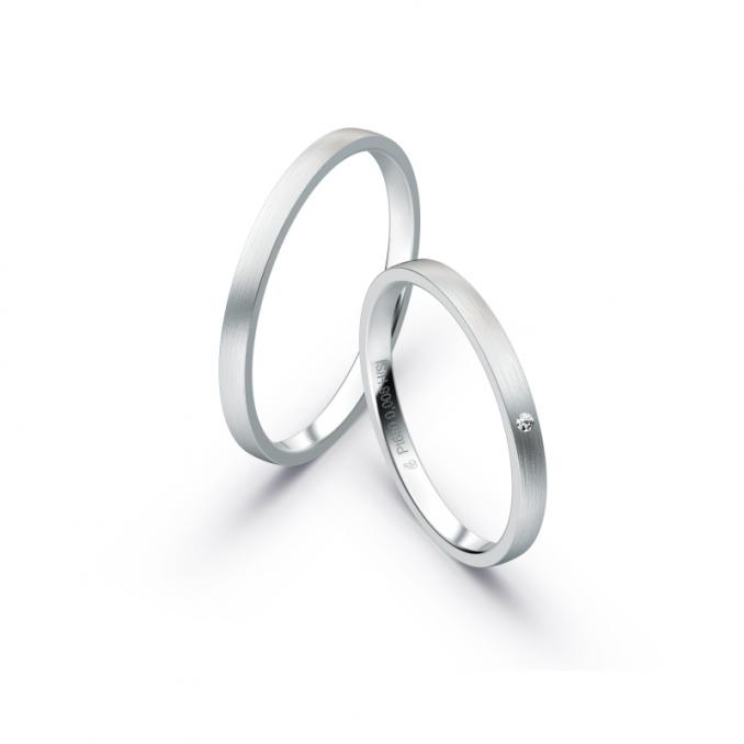 Aufnahme von schmalen Eheringen aus Platin in 2 mm Breite mit Diamant und Mattierung