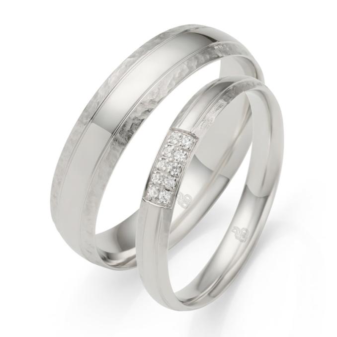 Platin Eheringe mit Diamanten und Polierung Hammerschlag breiter Herrenring und schmaler Damenring