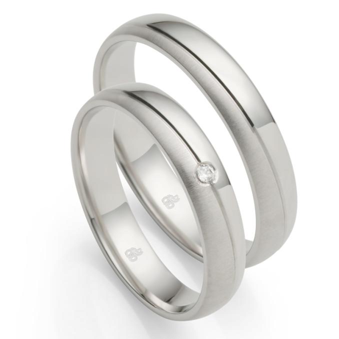 Polierte und quermatte Platin Eheringe mit einem Diamanten