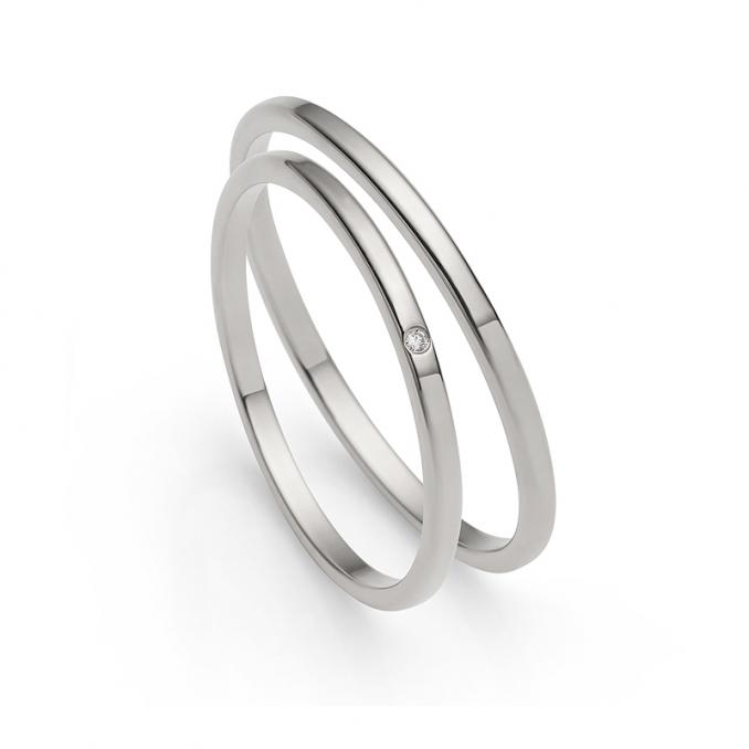 Aufnahme von sehr schmalen Platin Eheringen mit Diamanten und polierter Oberfläche
