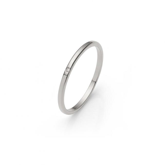 Aufnahme von sehr schmalen Platin Ehering mit Diamanten und polierter Oberfläche