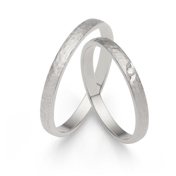 Aufnahme von Platin Eheringe mit Hammerschlag und Diamanten