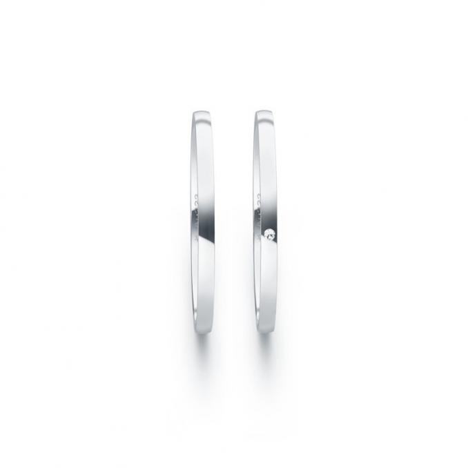 Aufnahme von schmalen Eheringen aus Platin in 1,5 mm Breite mit Diamant und Polierung