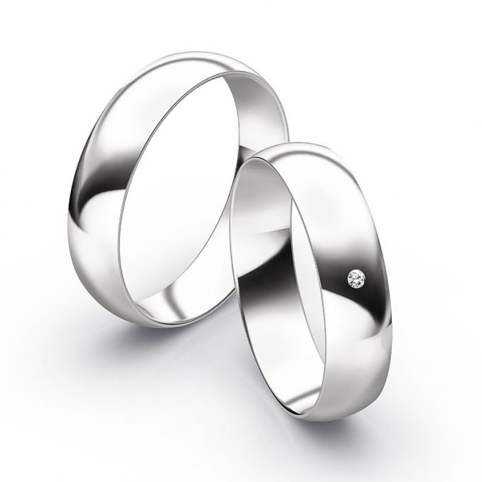 Aufnahme von polierten schlichten Trauringen aus Weissgold mit Diamanten mit 5 mm Breite