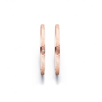 Aufnahme von schmalen Eheringen aus Rosegold in 1,5 mm Breite mit Hammerschlag und Diamant 