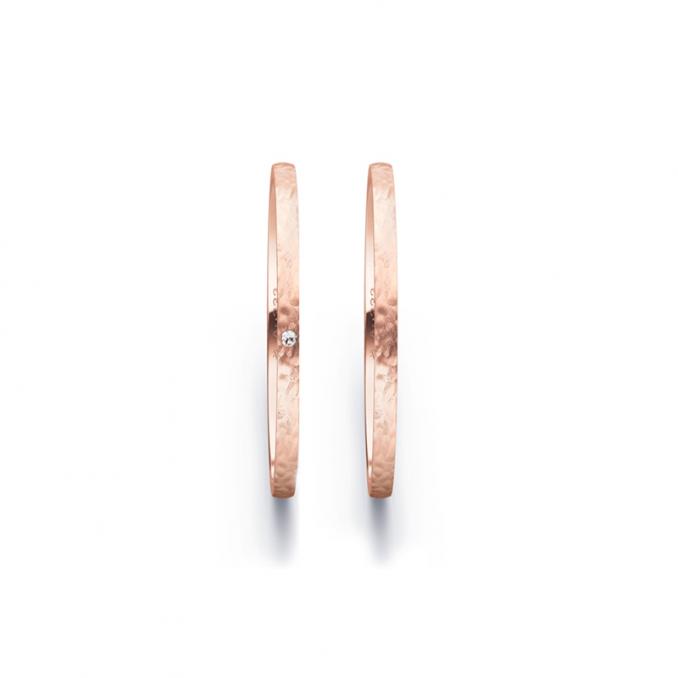 Aufnahme von schmalen Eheringen aus Rosegold in 1,5 mm Breite mit Hammerschlag und Diamant
