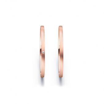 Aufnahme von schmalen Eheringen aus Rosegold in 1,5 mm Breite mit Längsmattierung und Diamant